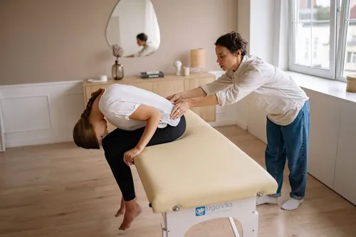 Fisioterapeuta aplicando terapia manual en la cadera de una paciente