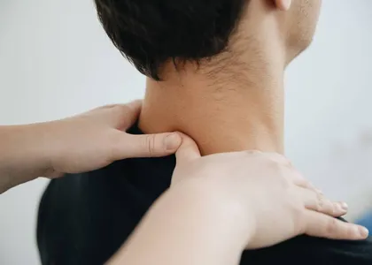 Fisioterapeuta masajeando el cuello de una paciente en camilla